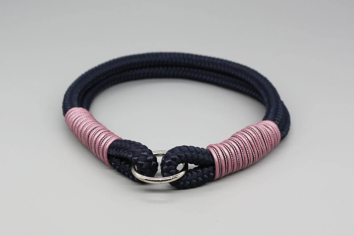 Dunkelblaues Tau-Halsband mit rosa Takelung und silberfarbenen Ringen