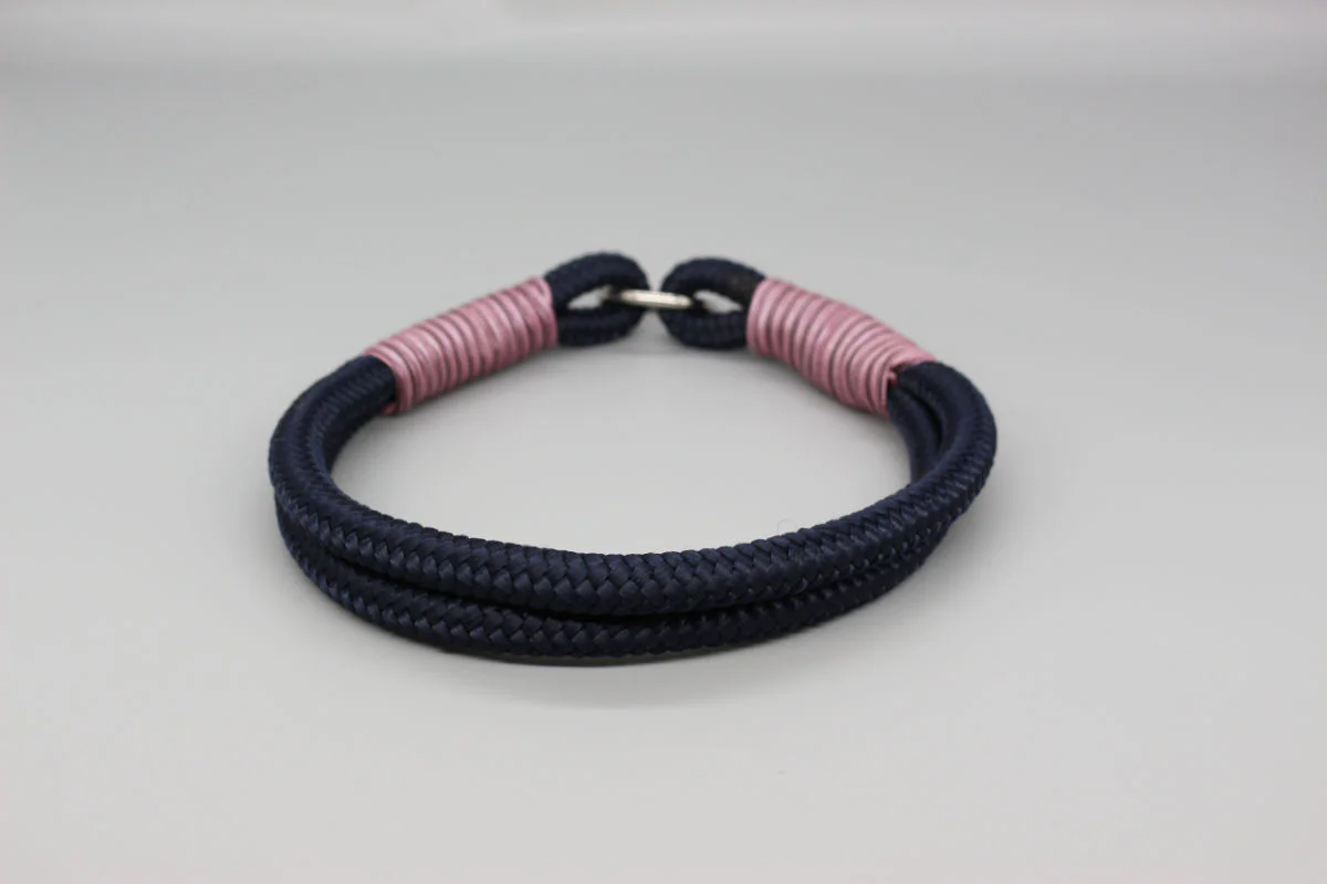 Dunkelblaues Tau-Halsband mit rosa Takelung und silberfarbenen Ringen