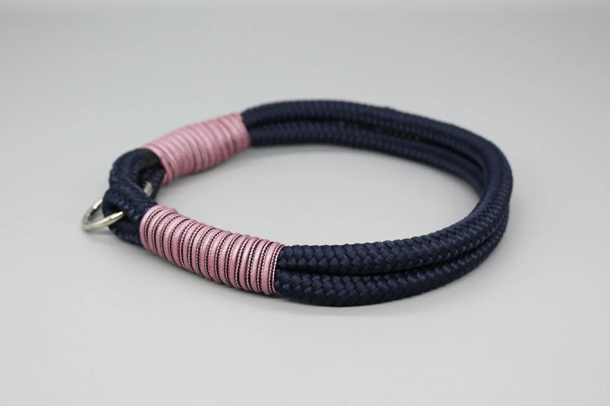 Dunkelblaues Tau-Halsband mit rosa Takelung und silberfarbenen Ringen