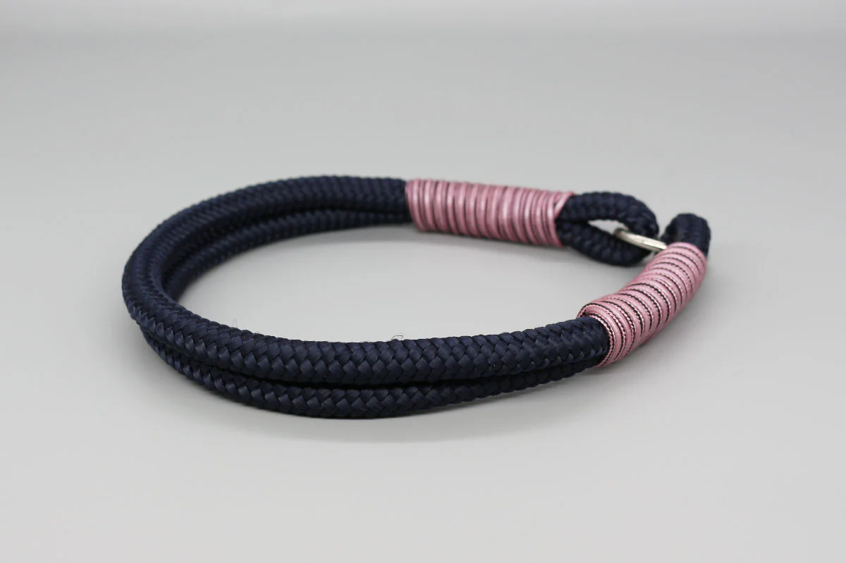 Dunkelblaues Tau-Halsband mit rosa Takelung und silberfarbenen Ringen