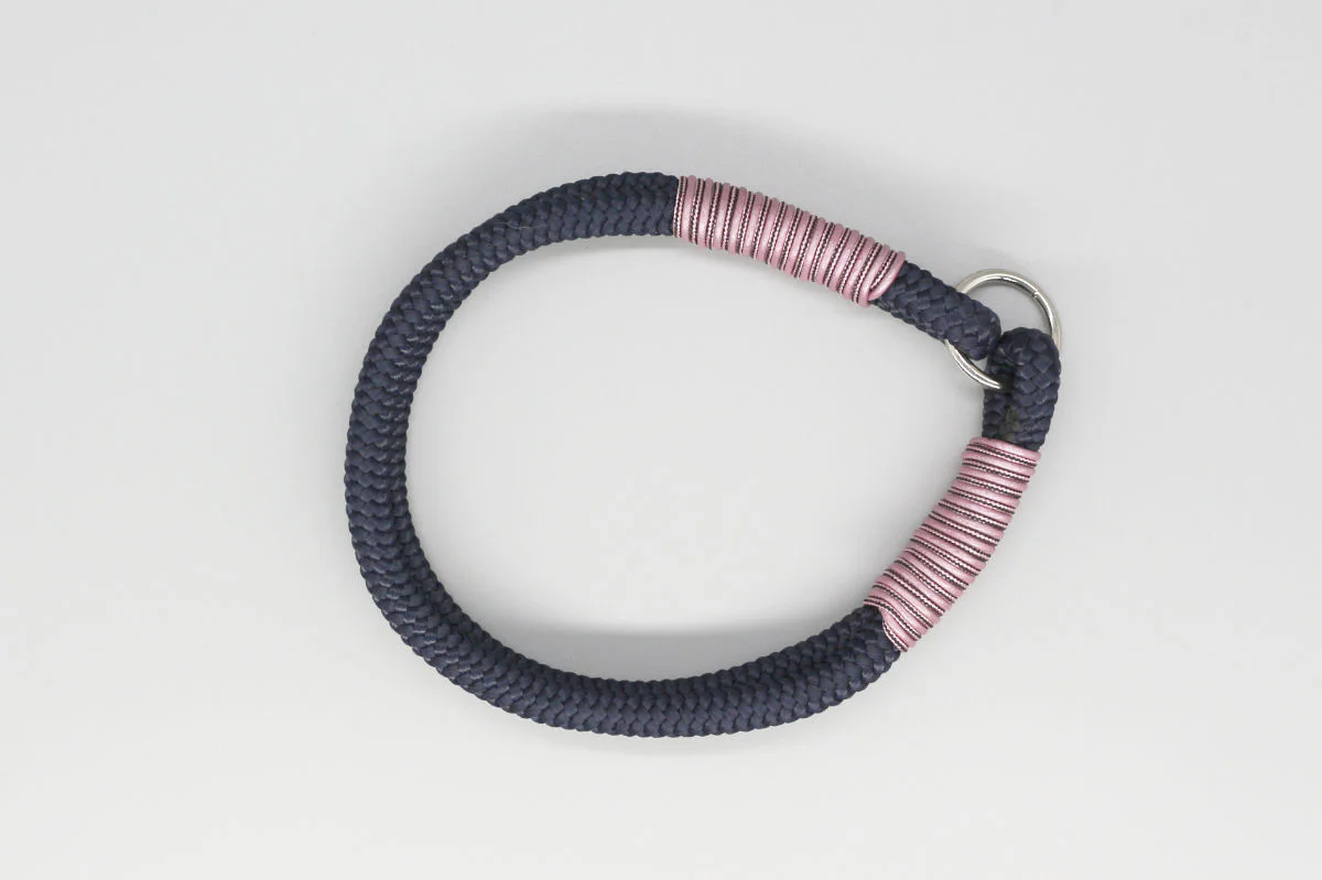 Dunkelblaues Tau-Halsband mit rosa Takelung und silberfarbenen Ringen