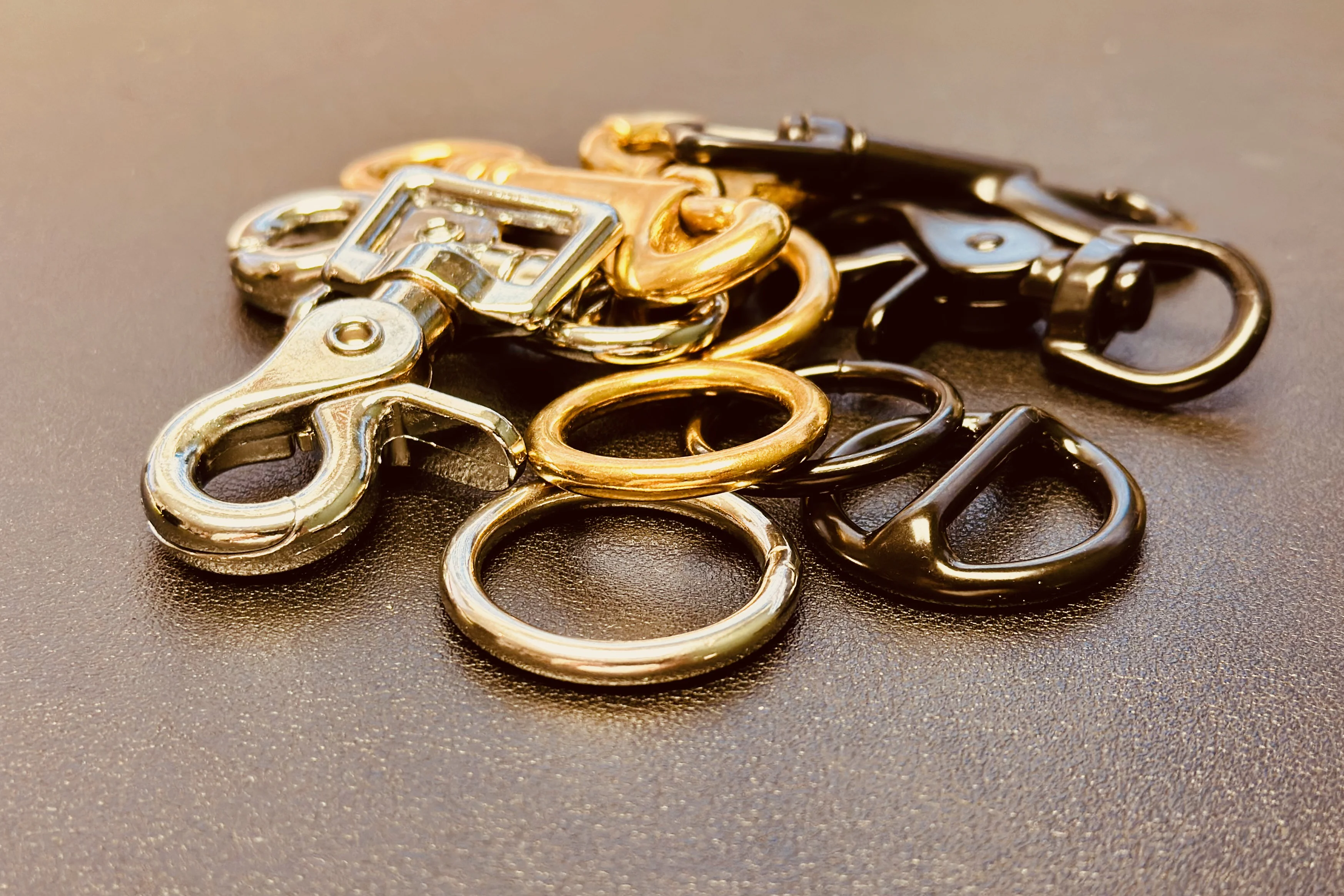 Karabiner und Ringe aus Messing und Edelstahl in der LEINENREICH Manufaktur