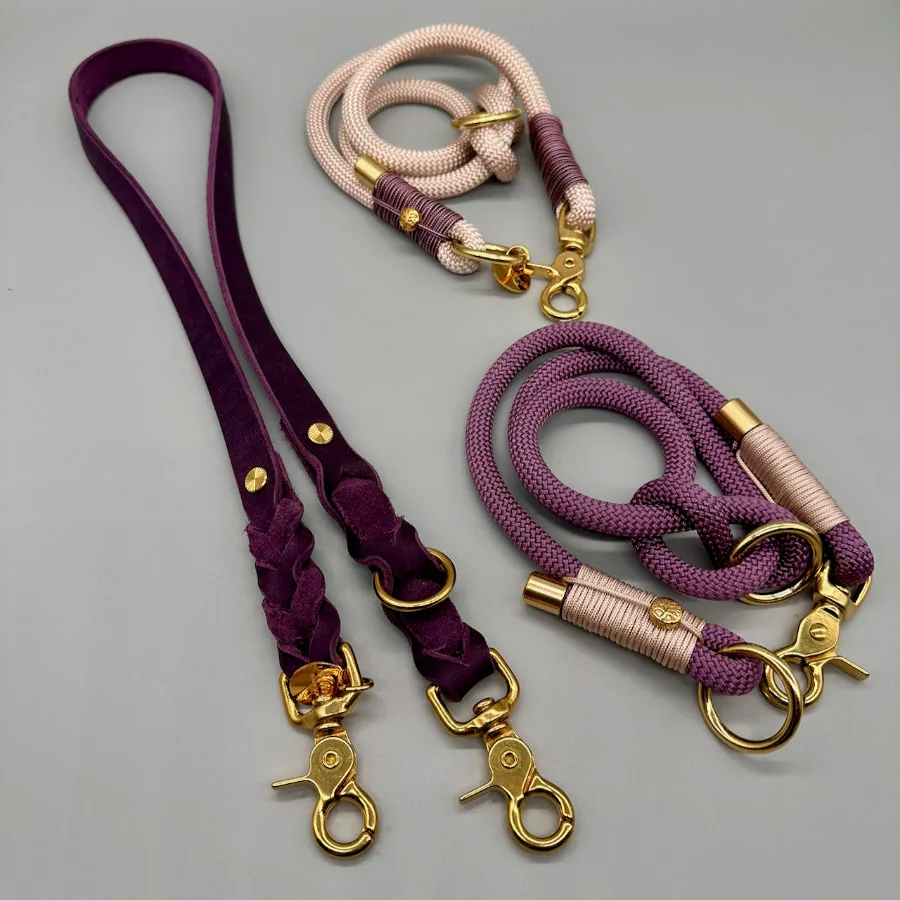 Ravenna – Premium-Wechselleine aus Fettleder in Aubergine mit Tauseil-Adaptern in Puderrosé und Mauve und goldfarbenen Beschlägen aus Messing