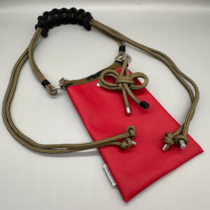 Salina – handgemachte Tasche aus veganem Leder in Rot mit Camouflage-Rand und olivfarbenem Multifunktionsgurt