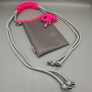Salina – handgemachte Tasche aus veganem Leder in Grau mit neonpinkem Rand und silbergrauem Multifunktionsgurt