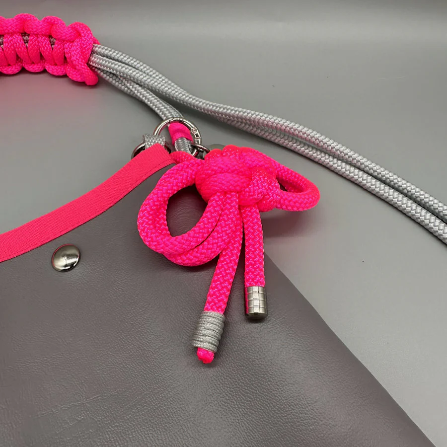 Salina in Grau mit neonpinkem Rand und silbergrauem Multifunktionsgurt – Detailansicht 2