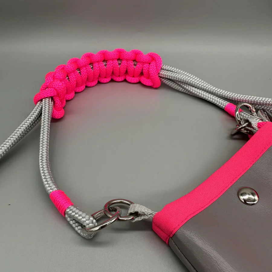 Salina in Grau mit neonpinkem Rand und silbergrauem Multifunktionsgurt – Detailansicht 3