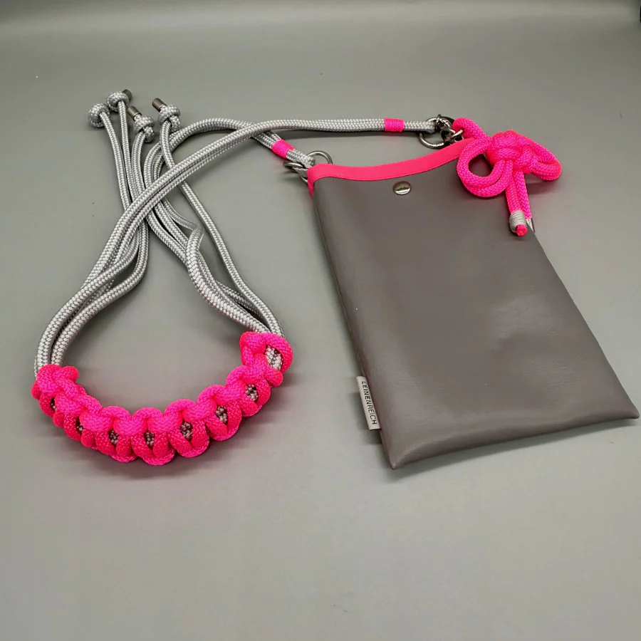 Salina in Grau mit neonpinkem Rand und silbergrauem Multifunktionsgurt – Detailansicht 4