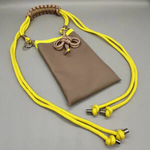 Salina – handgemachte Tasche aus veganem Leder in Taupe mit neongelbem Rand und gelbem Multifunktionsgurt