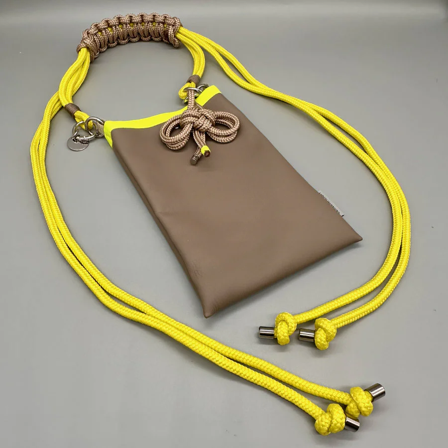 Salina – handgemachte Tasche aus veganem Leder in Taupe mit neongelbem Rand und gelbem Multifunktionsgurt