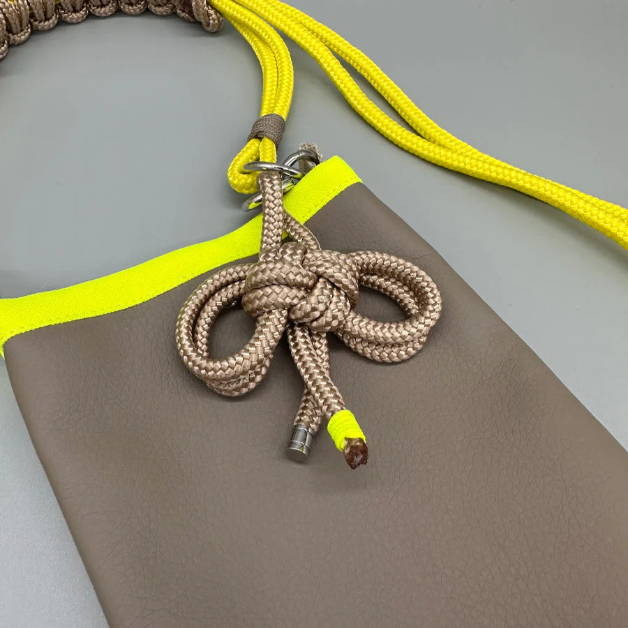 Salina in Taupe mit neongelbem Rand und gelbem Multifunktionsgurt – Detailansicht 2