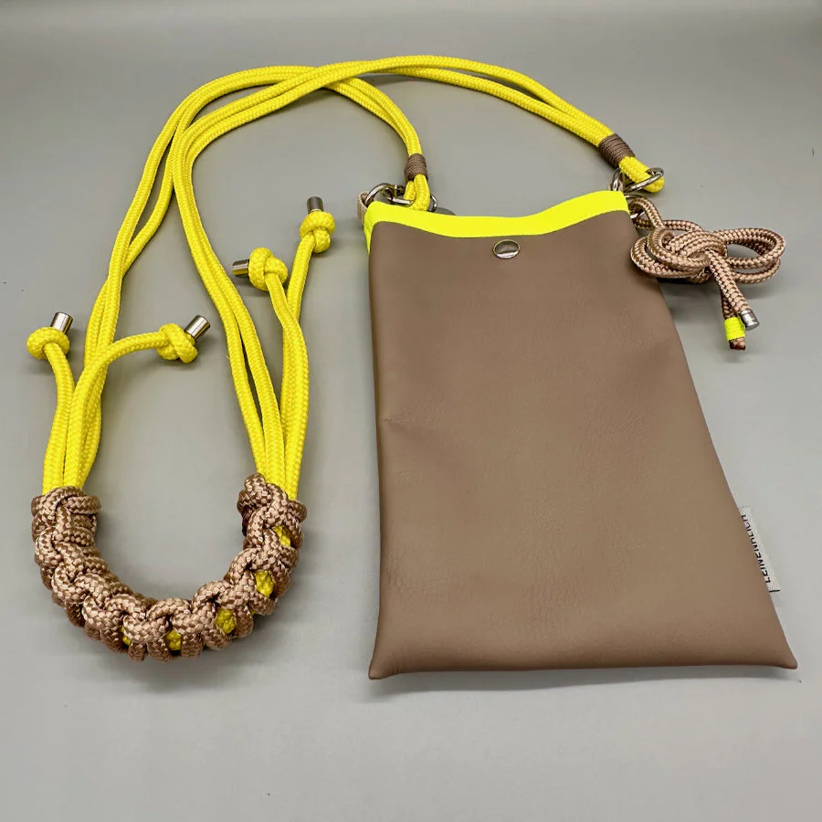 Salina in Taupe mit neongelbem Rand und gelbem Multifunktionsgurt – Detailansicht 4