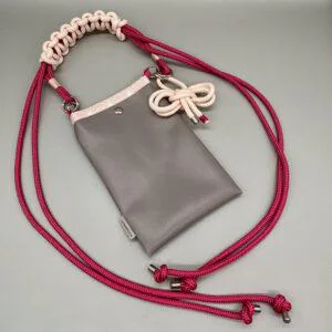 Salina – handgemachte Tasche aus veganem Leder in Grau mit rosé gemustertem Rand und beerenfarbenem Multifunktionsgurt