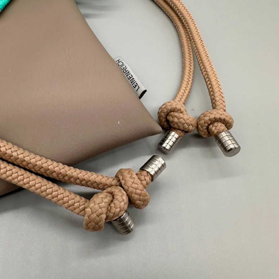 Salina in Taupe mit bunt gemustertem Rand und camelfarbenem Multifunktionsgurt – Detailansicht 1