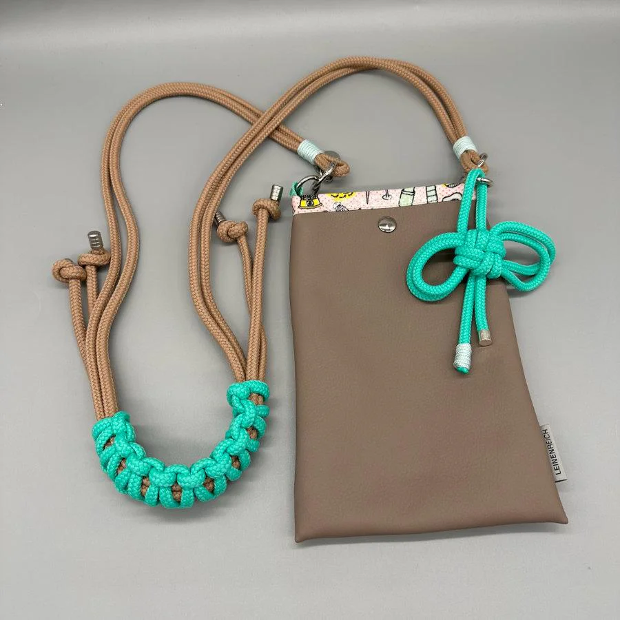 Salina in Taupe mit bunt gemustertem Rand und camelfarbenem Multifunktionsgurt – Detailansicht 4