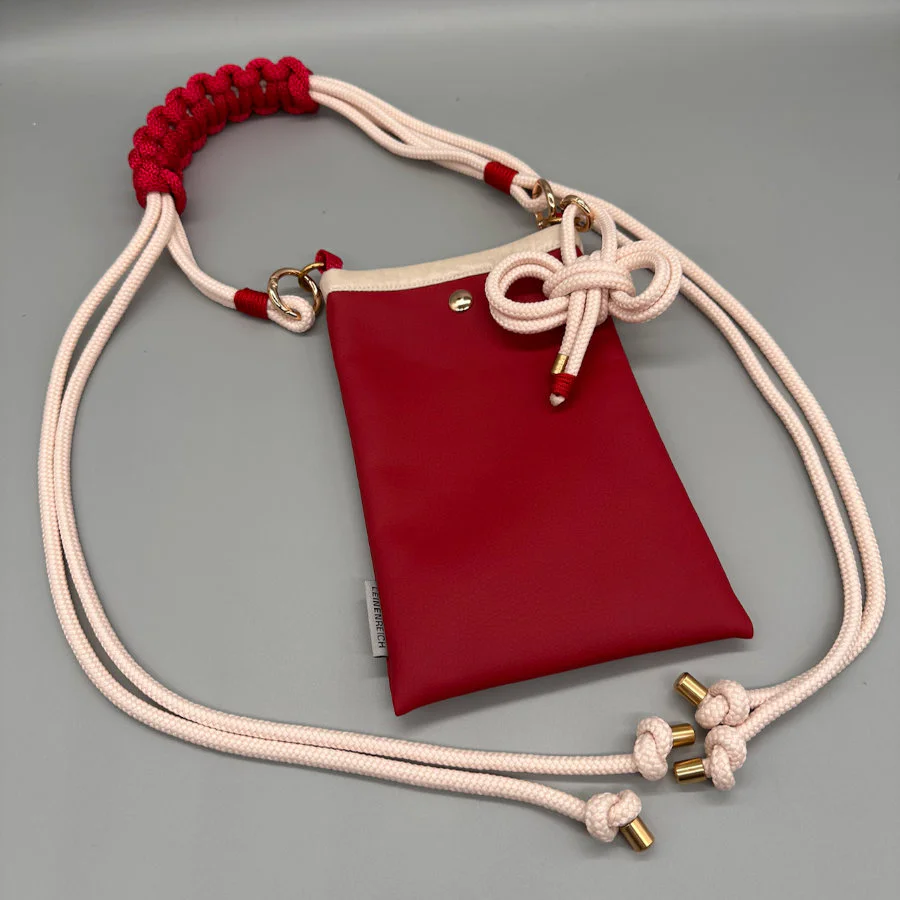 Salina – handgemachte Tasche aus veganem Leder in Rot mit cremefarbenem Rand und roséfarbenem Multifunktionsgurt