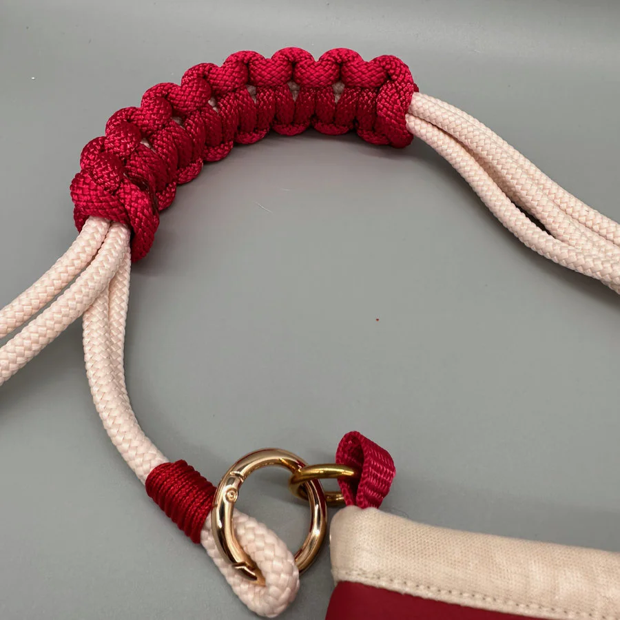 Salina in Rot mit cremefarbenem Rand und roséfarbenem Multifunktionsgurt – Detailansicht 3