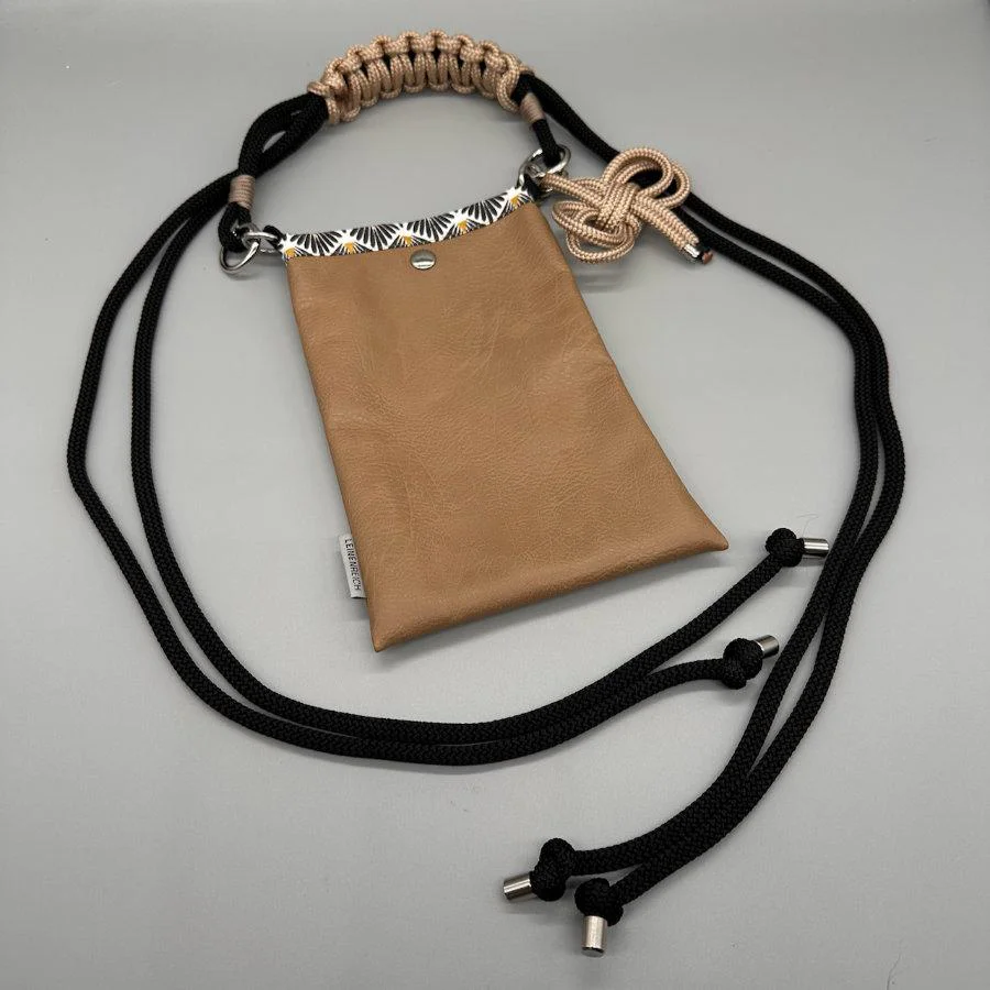 Salina – handgemachte Tasche aus veganem Leder in Cognac mit Fächermuster-Rand und schwarzem Multifunktionsgurt