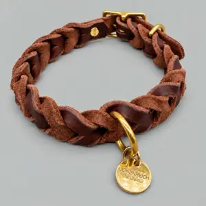 Braunes geflochtenes Lederhalsband Cortona mit goldfarbenen Beschlägen und LEINENREICH-Markenanhänger.