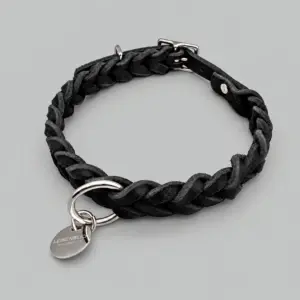 Schwarzes geflochtenes Lederhalsband Volterra mit silberfarbenen Beschlägen und LEINENREICH-Markenanhänger.