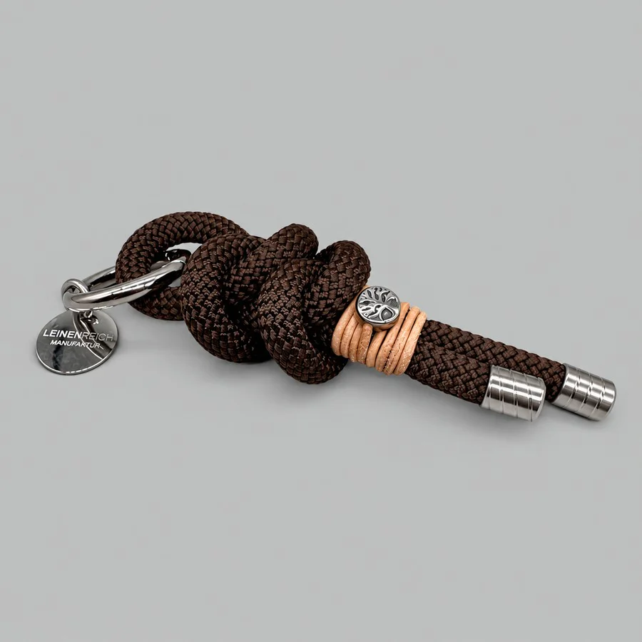 Schlüsselanhänger Nodo d’Autunno aus braunem Tau mit Knoten, Paracord-Takelung und silberfarbenen Beschlägen