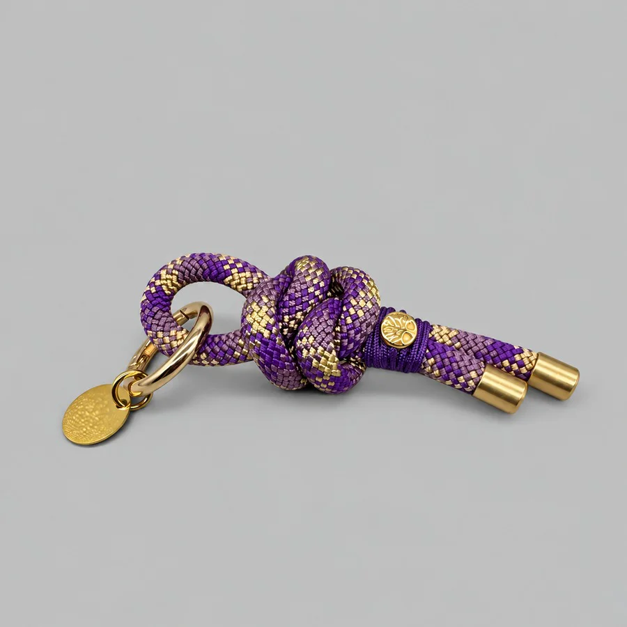 Schlüsselanhänger Nodo d’Autunno aus violett-gold gemustertem Tau mit Knoten, Paracord-Takelung und goldfarbenen Beschlägen