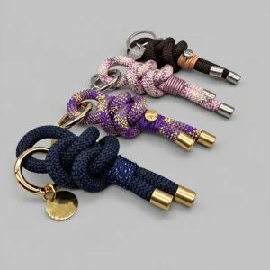 Vier geknotete Tau-Accessoires in Dunkelblau, Violett-Gold, Rosa und Braun
