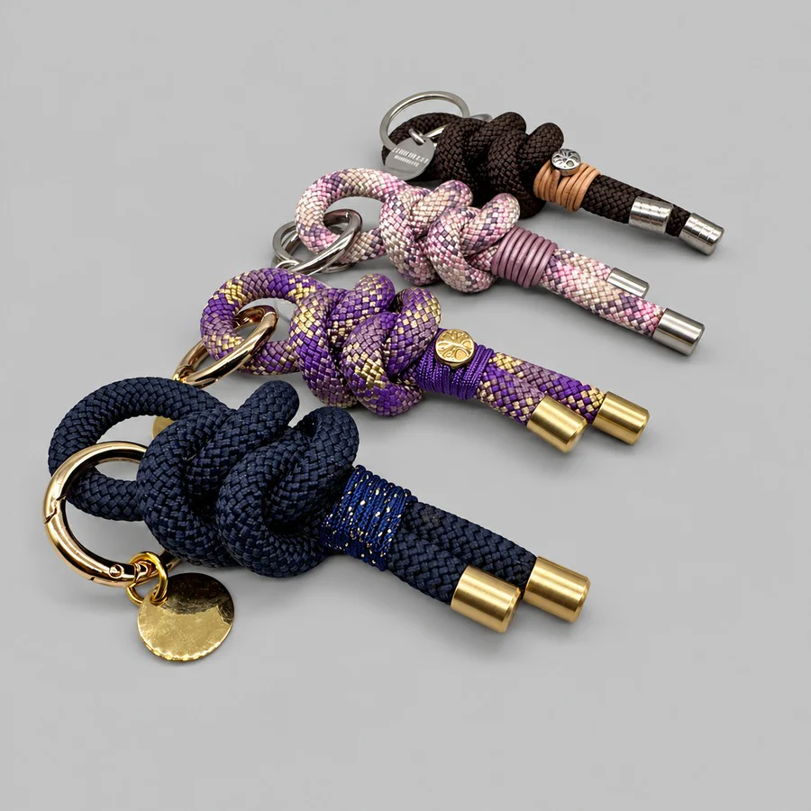 Vier geknotete Tau-Accessoires in Dunkelblau, Violett-Gold, Rosa und Braun